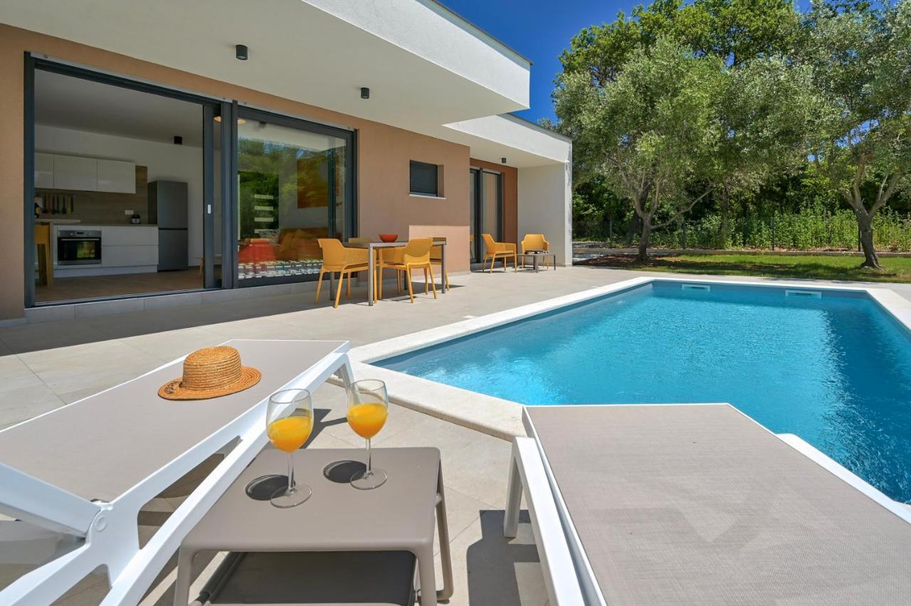 Villa Solis-Modern Villa For A Romantic Retreat, Heated Pool Ližnjan Extérieur photo