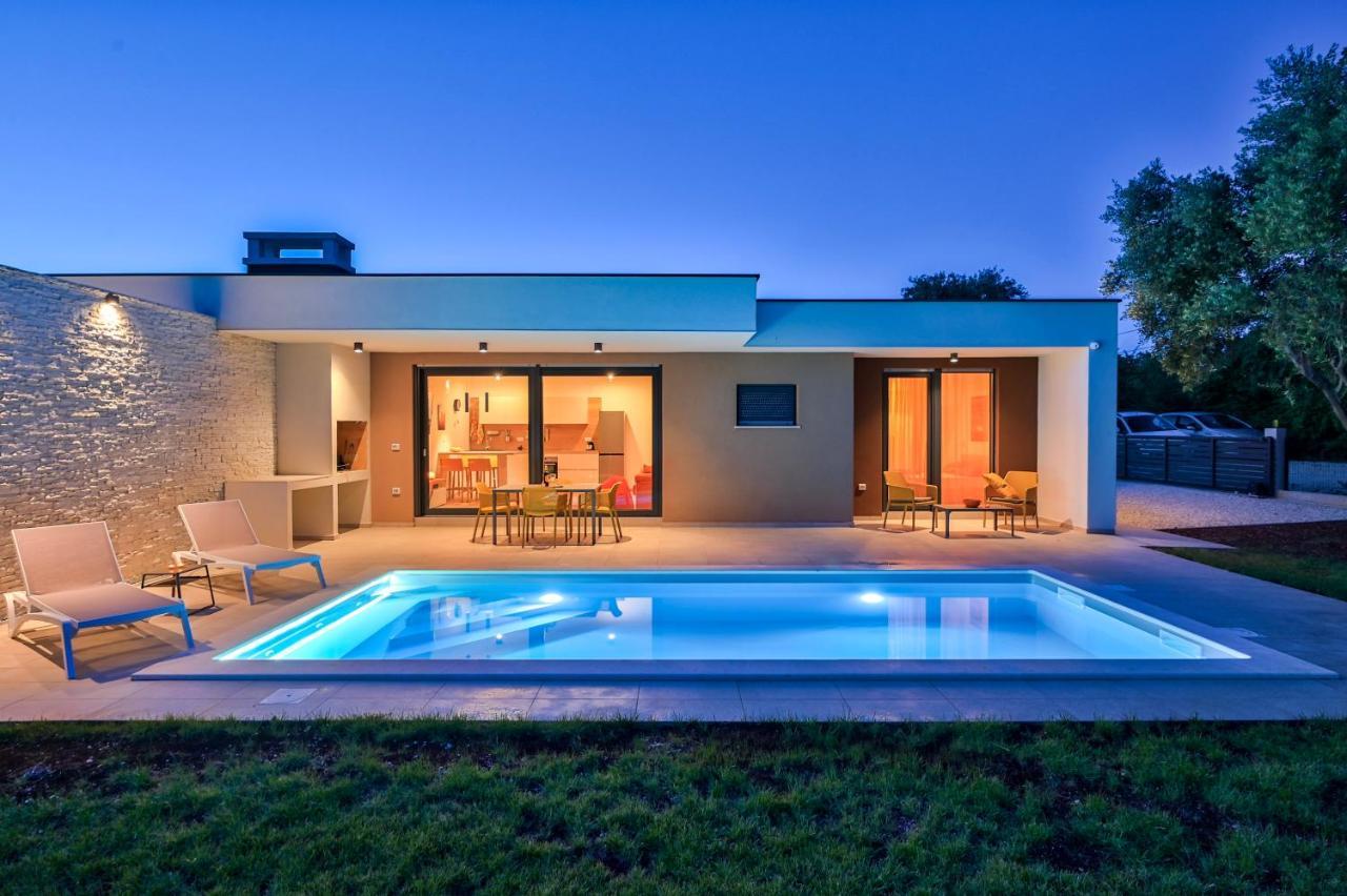 Villa Solis-Modern Villa For A Romantic Retreat, Heated Pool Ližnjan Extérieur photo