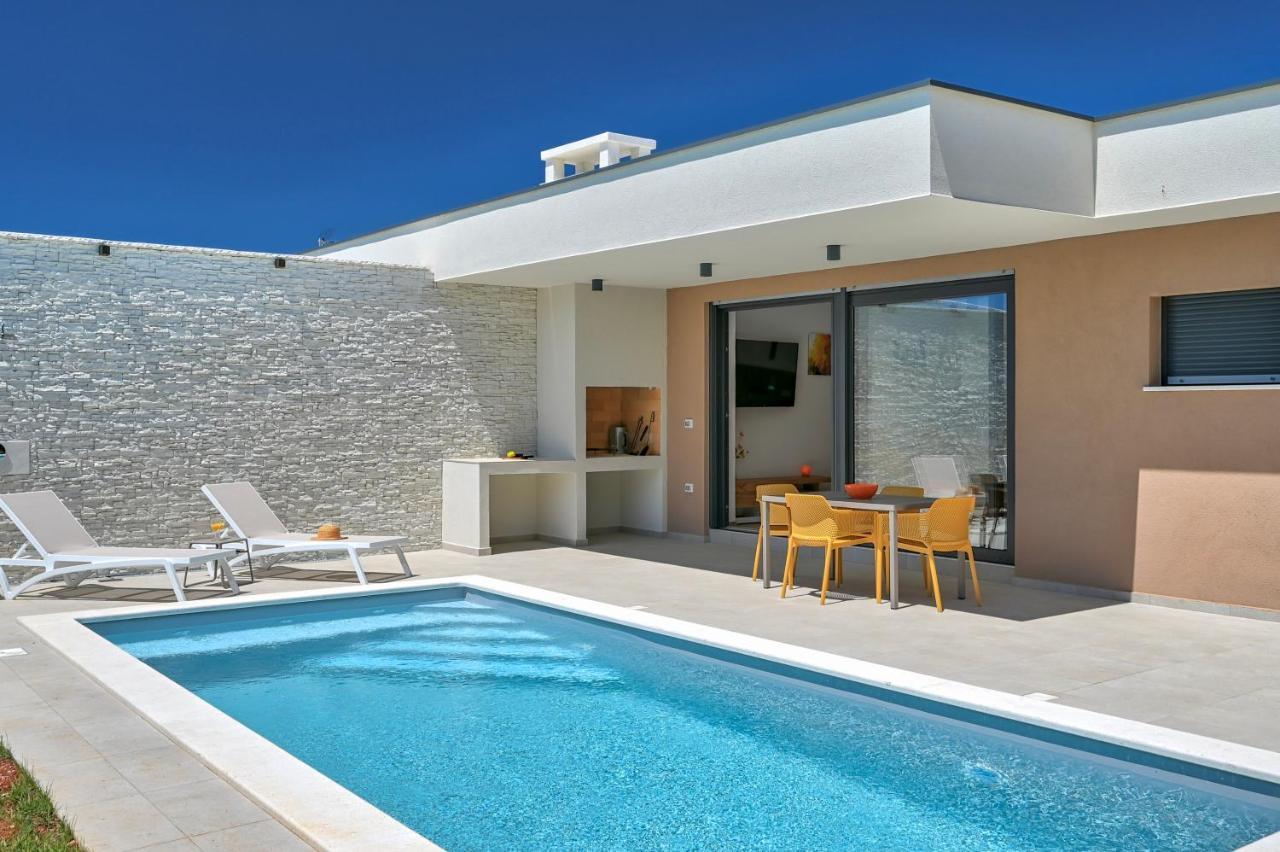 Villa Solis-Modern Villa For A Romantic Retreat, Heated Pool Ližnjan Extérieur photo