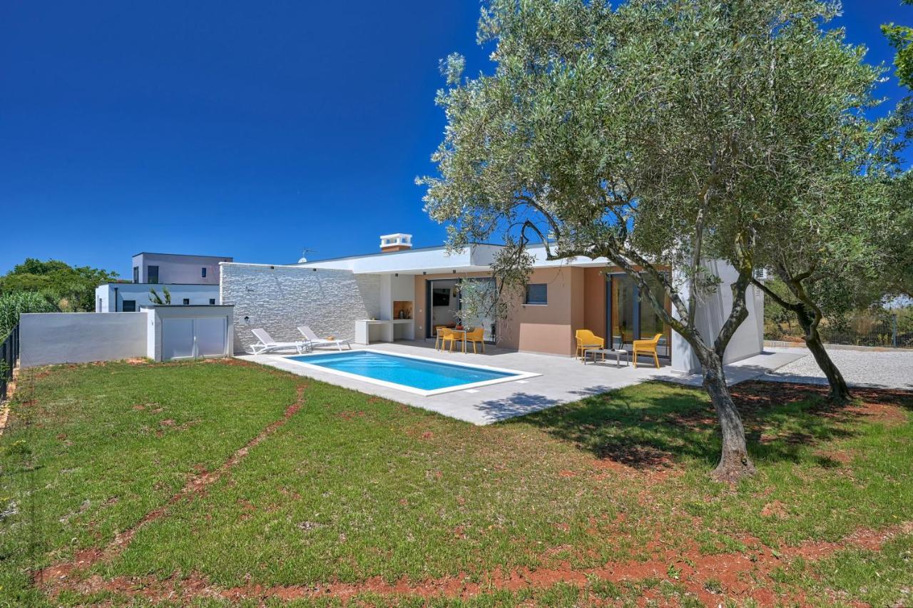 Villa Solis-Modern Villa For A Romantic Retreat, Heated Pool Ližnjan Extérieur photo