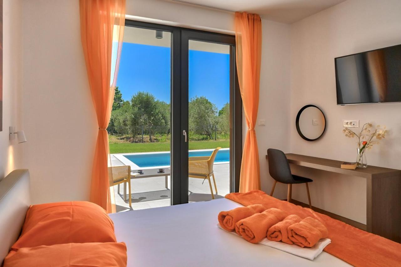 Villa Solis-Modern Villa For A Romantic Retreat, Heated Pool Ližnjan Extérieur photo