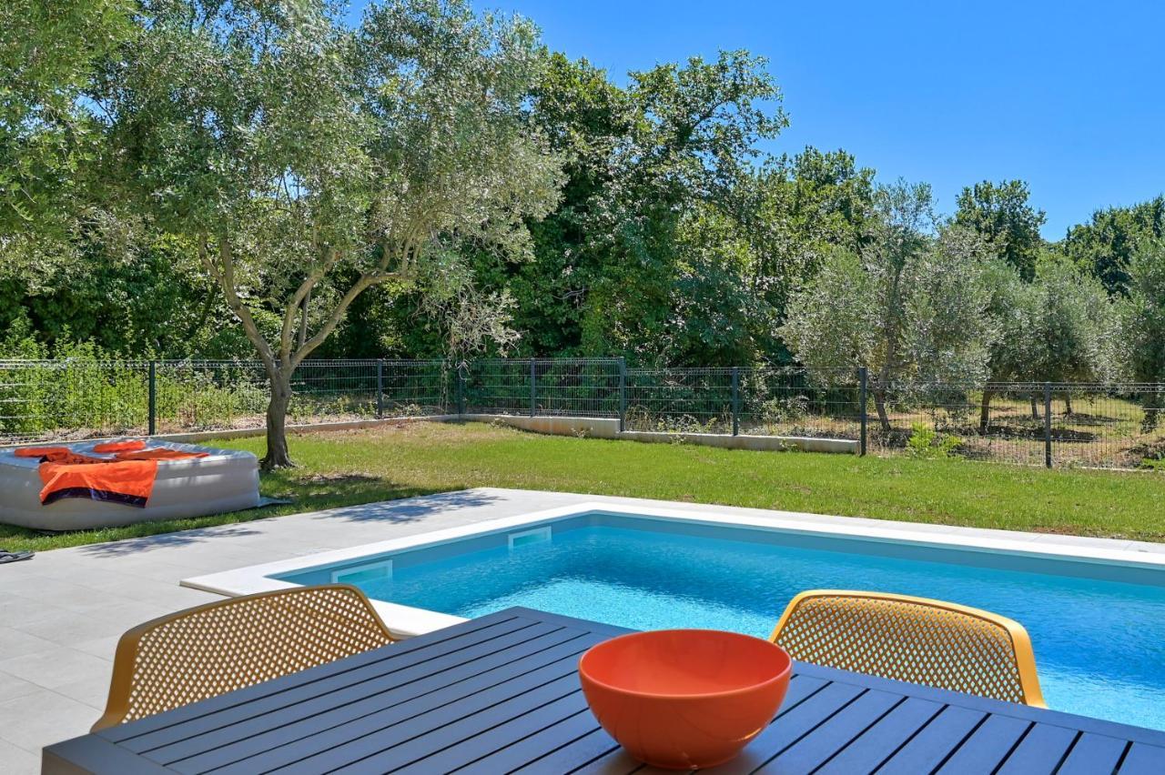 Villa Solis-Modern Villa For A Romantic Retreat, Heated Pool Ližnjan Extérieur photo